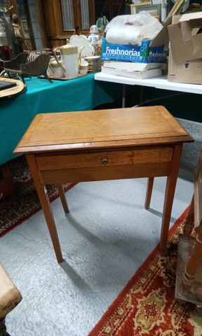 Petit bureau ouvrant un tiroir
