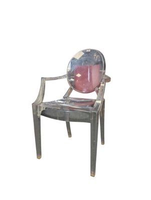une chaise argentée avec une assise rose et une assise noire