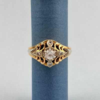 une bague en or et diamants, ornée d'un motif en filigrane
