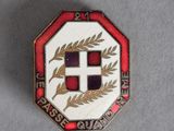 une image représentant un insigne rouge et blanc orné d'une croix