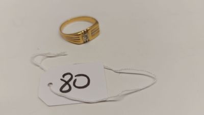 un gros plan sur une bague et une étiquette posées sur une table