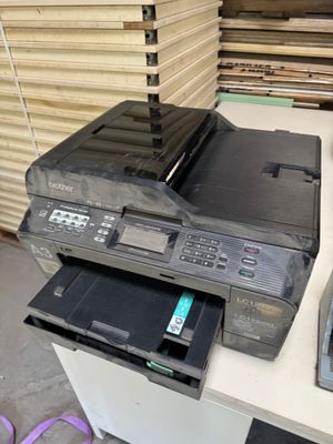une imprimante posée sur un bureau à côté d'une imprimante
