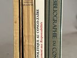 trois livres empilés les uns sur les autres