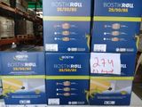plusieurs cartons sont empilés les uns sur les autres dans un entrepôt