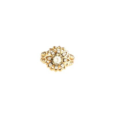 Gros plan sur une bague en or ornée de diamants