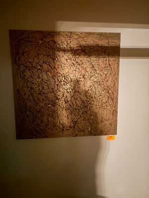 une image d'un tableau accroché au mur d'une pièce