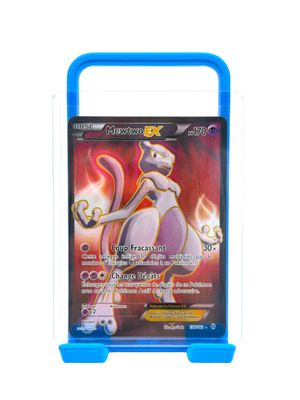 gros plan d'une carte pokemon sur fond blanc