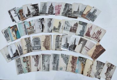 une photo montrant une pile de vieilles cartes postales posées sur une table