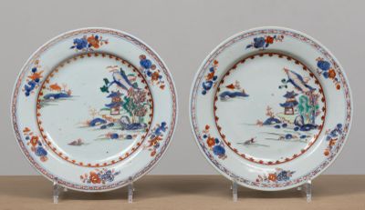 CHINE. Paire d'assiettes en porcelaine à décor de paysage la…