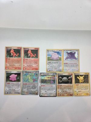 une pile de cartes Pokémon accrochées au mur d'une pièce