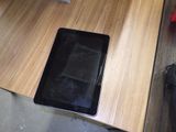une tablette posée sur une table en bois
