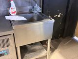un évier en inox dans une cuisine dont les murs sont carrelés