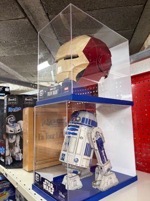 une vitrine présentant des jouets Star Wars dans un magasin