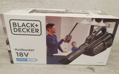 emballage d'un aspirateur Dustbuster de la marque Black & Decker, avec un homme et un enfant en arrière-plan