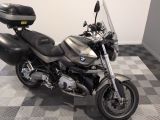 une moto garée sur un sol en damier