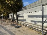 une longue rangée de bancs devant un bâtiment