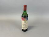 une bouteille de vin rouge posée sur une table blanche