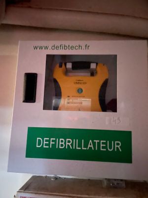 a sign that says defibilateur on the front of a machine