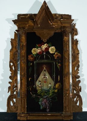 une photo d'un petit autel orné de fleurs