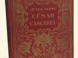 un vieux livre à la couverture rouge posé sur une surface blanche