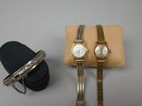 deux montres pour femme et un bracelet présentés dans une vitrine