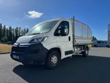 la camionnette blanche est garée sur le côté de la route