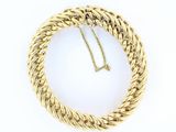 gros plan d'un collier en or sur fond blanc
