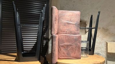 une chaise et une autre chaise posées sur une table
