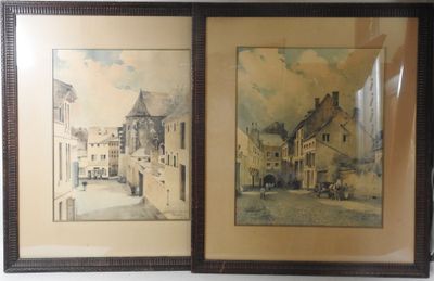 deux photos encadrées représentant de vieux bâtiments accrochées au mur