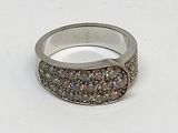 bague en argent sterling ornée de cristaux blancs et transparents sur un fond blanc