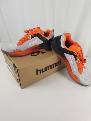 les chaussures se trouvent dans une boîte posée sur une surface blanche