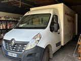 une camionnette blanche garée dans un garage