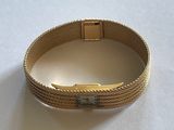 bracelet en maille dorée avec un fermoir en métal et un fermoir carré