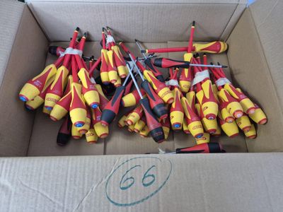 de nombreux outils dans une boîte qui se trouvent dans la boîte