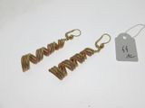 une paire de boucles d'oreilles ornées d'un fil doré et d'une étiquette de prix