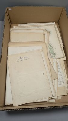 une boîte en carton ouverte, remplie d'une multitude de papiers, posée sur une table