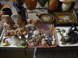 une table sur laquelle se trouvent de nombreux objets différents