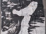 une photo en noir et blanc d'une personne sur une planche de surf