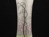 un vase en verre avec un arbre au milieu