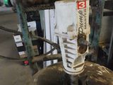une machine posée sur une table dans une pièce