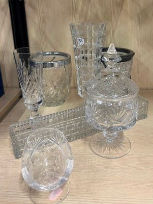 un grand nombre d'objets en verre posés sur une table