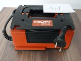 un outil électrique orange et noir posé sur une table en bois