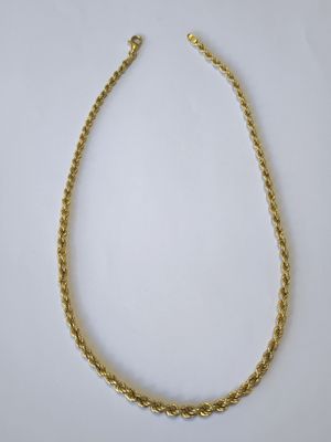 un collier en or représentant une corde torsadée sur fond blanc