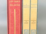 Deux livres sont posés côte à côte sur une surface grise
