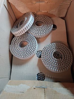 trois beignets dans une boîte avec un dé au milieu