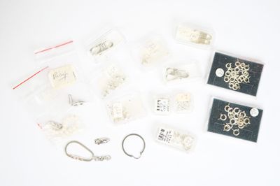 beaucoup de bijoux posés sur la table