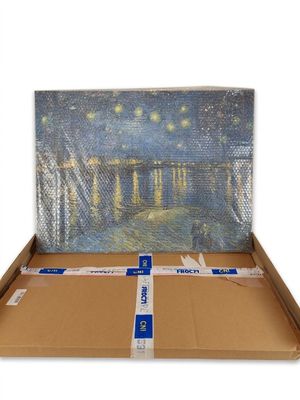 une image représentant une boîte en carton avec, en arrière-plan, une peinture représentant un pont