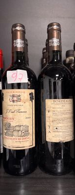 plusieurs bouteilles de vin sont alignées sur une étagère
