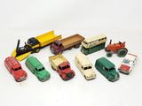 un grand nombre de petites voitures et de camions sur une surface blanche