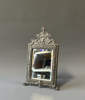 un miroir posé sur une table